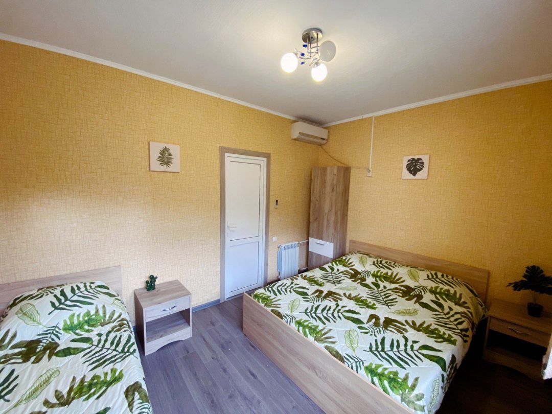 Трёхместный и более (Двухместный номер Комфорт с дополнительной кроватью) гостевого дома Альбатрос на Дзержинского, Адлер