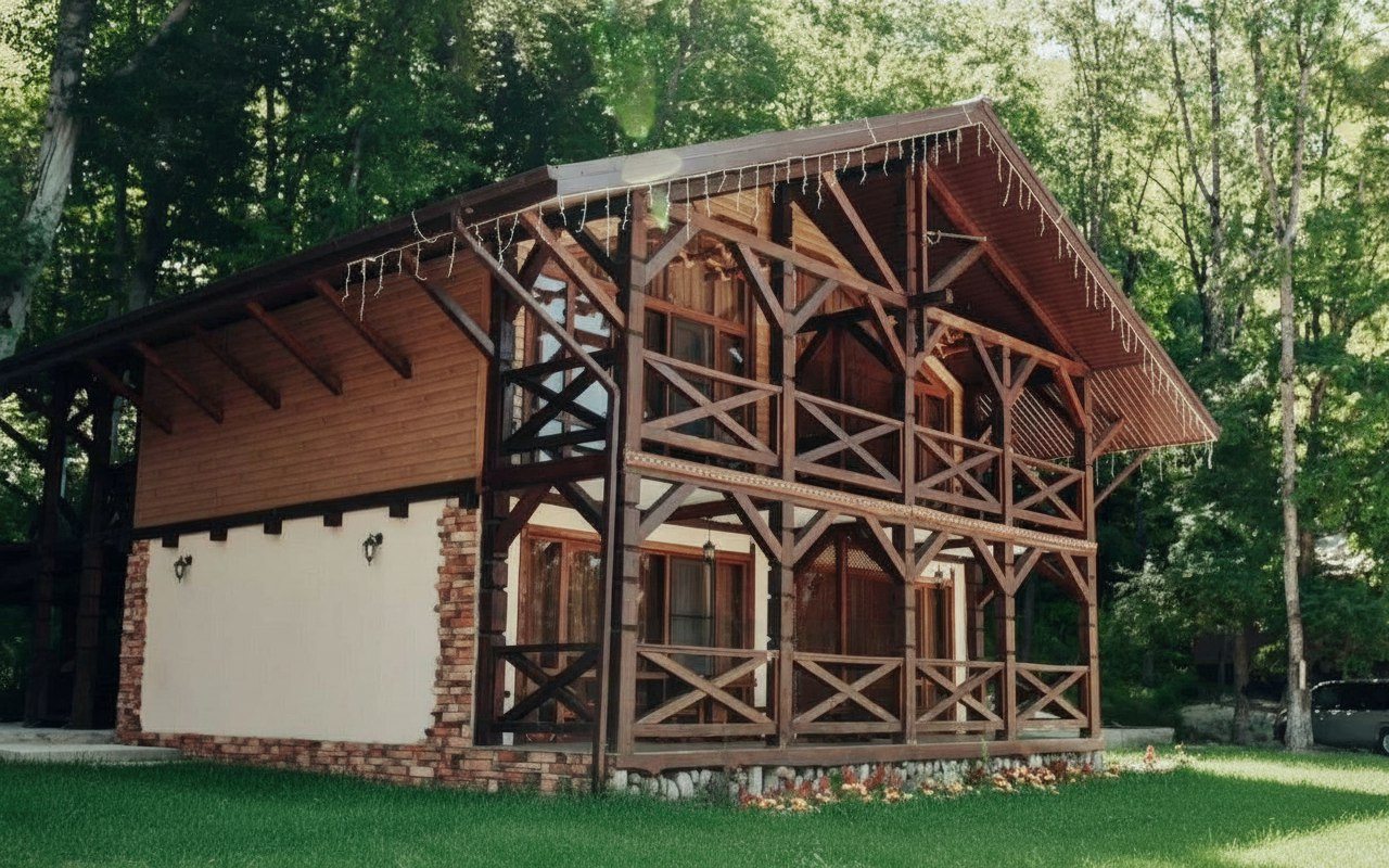 Двухэтажный шале. Состоит из 4х отдельных номеров.