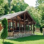 Дом в стиле шале состоит из 2 номеров: двух и трехместный.