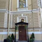 Вход в отель с парковой территории