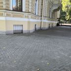 Парковка вдоль особняка
