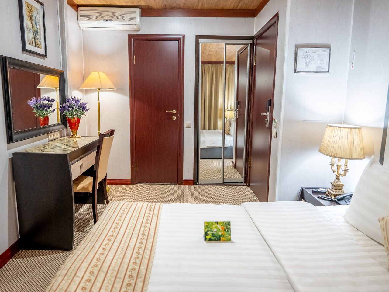 Двухместный (Бюджетный номер, вид в холл отеля), Отель Мандарин