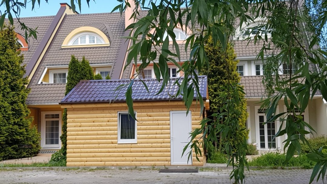 Отдельно стоящий домик из деревянного сруба