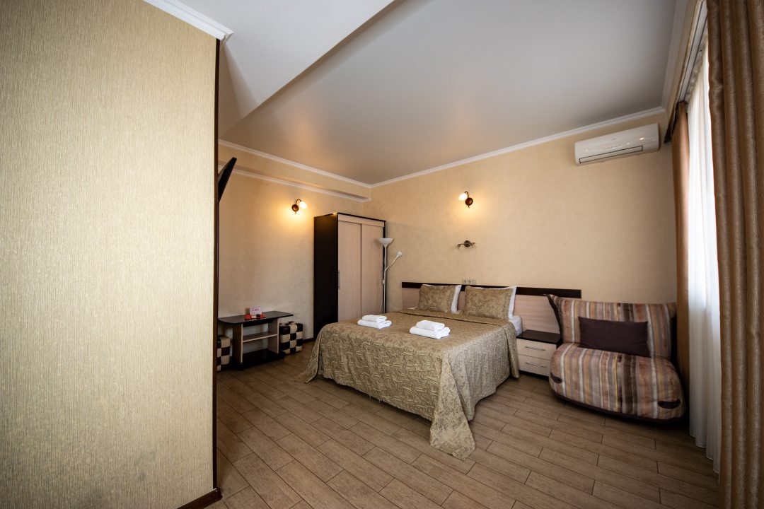 Двухместный (Стандартный с одним балконом на 2 номера) курортного отеля На Тюльпанов 6, Сириус