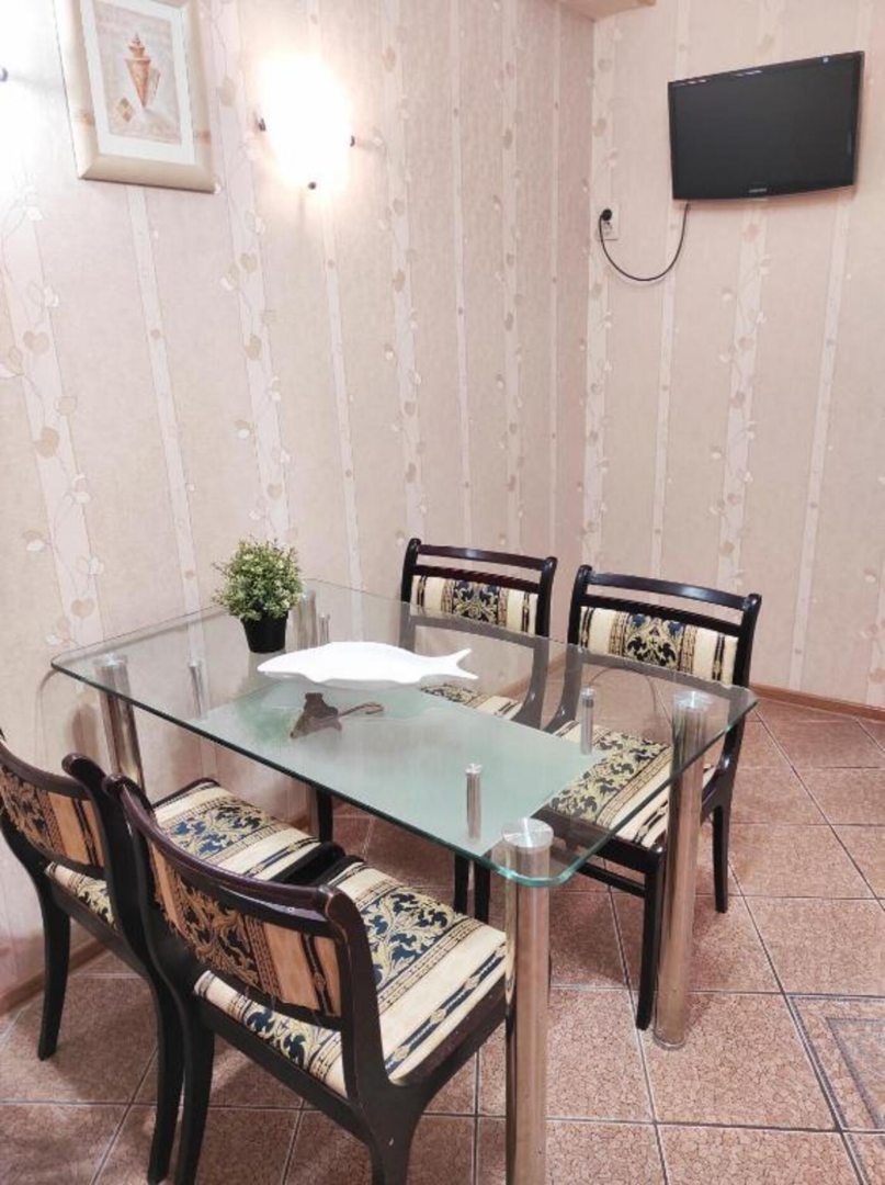Обеденный стол, Трехкомнатные апартаменты в Центре Калининграда