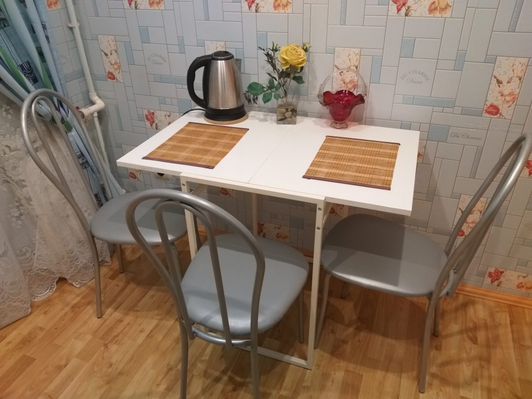 3 комнатная нижний тагил. Стол на кухню в хрущевку. Кухонный стол в хрущевке. Стол и стулья в хрущевку на кухню. Обеденные столы для маленькой кухни в хрущевке.