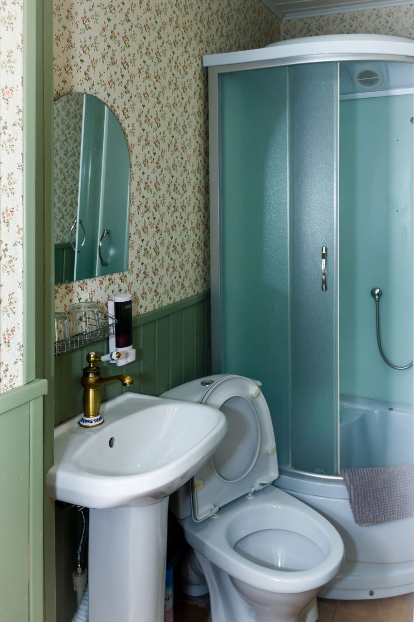 Санузел с душевой кабиной