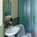 Санузел с душевой кабиной