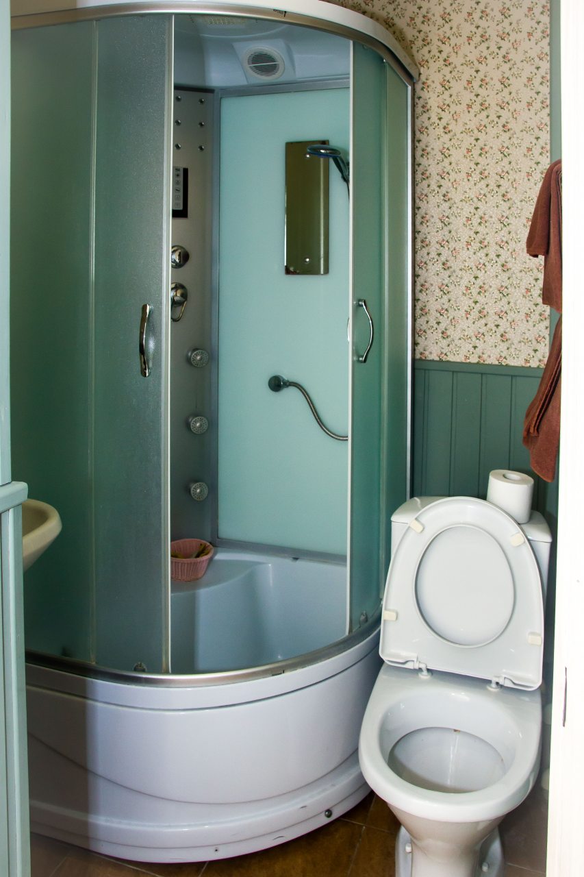 Санузел с душевой кабиной