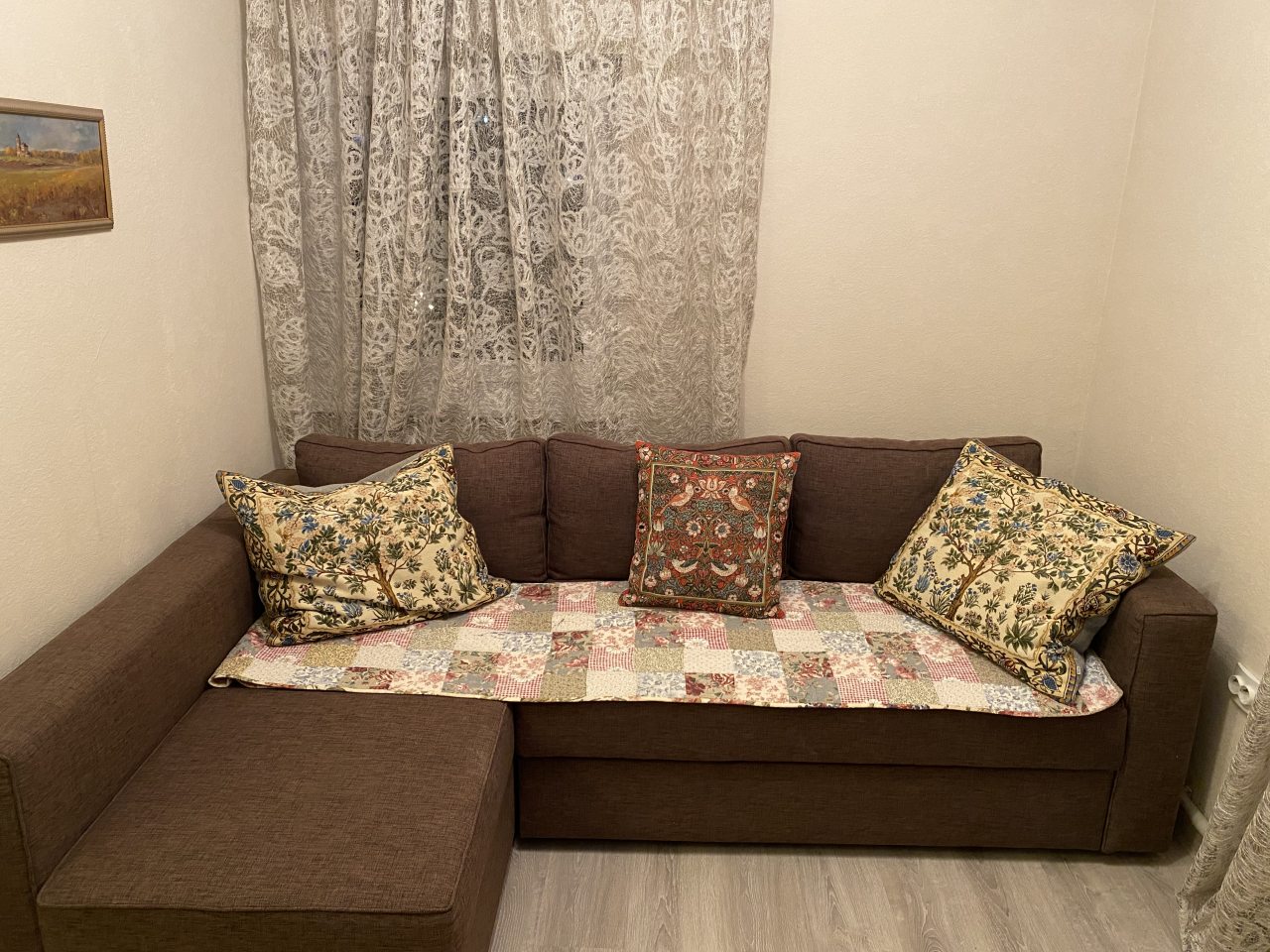 Двуспальный диван в первой(проходной) комнате номера