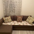 Двуспальный диван в первой(проходной) комнате номера