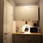 Кухня оснащена мини-холодильником, микроволновой печью, посудой