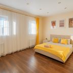 Уютный и светлый номер с большой кроватью в тихом центре