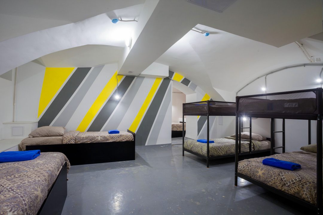 Одноместный (Спальное место на двухъярусной кровати в общем номере с 6 кроватями цокольный этаж) хостела Wars, Санкт-Петербург