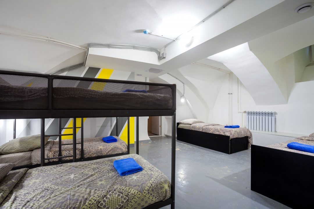 Одноместный (Кровать в общем номере с 6 кроватями цокольный этаж) хостела Wars, Санкт-Петербург