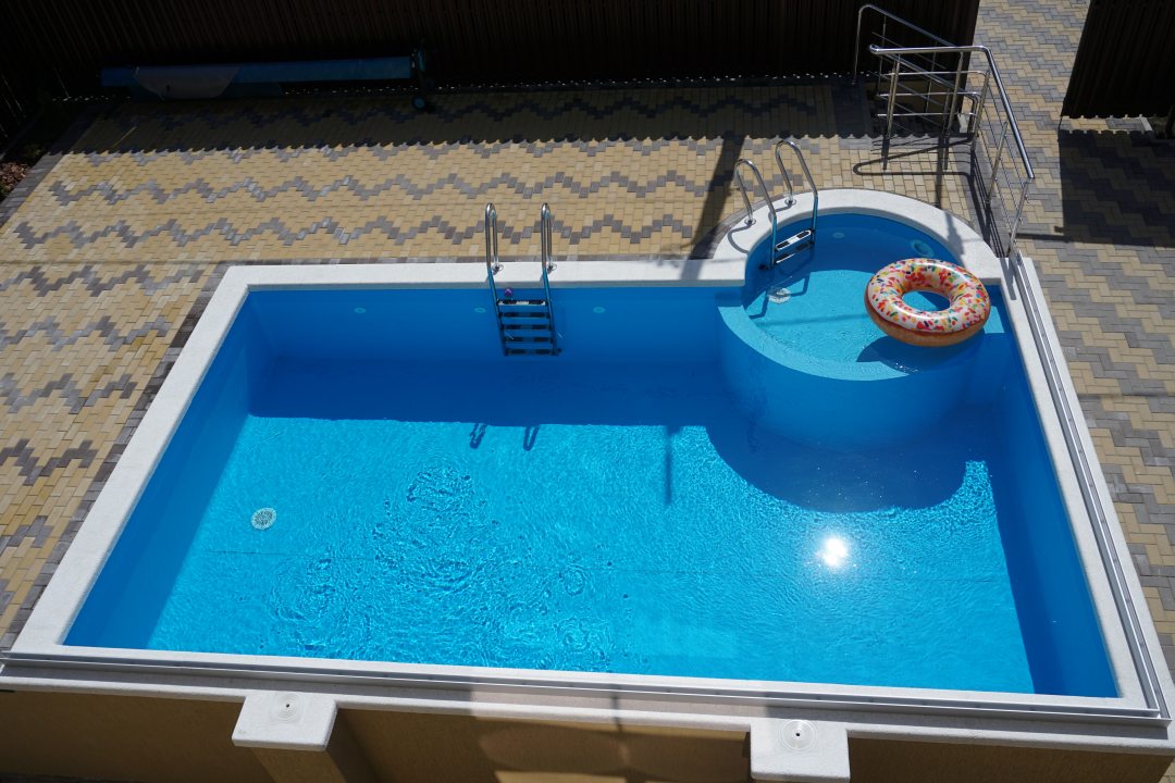 Береговое отели с бассейном первая