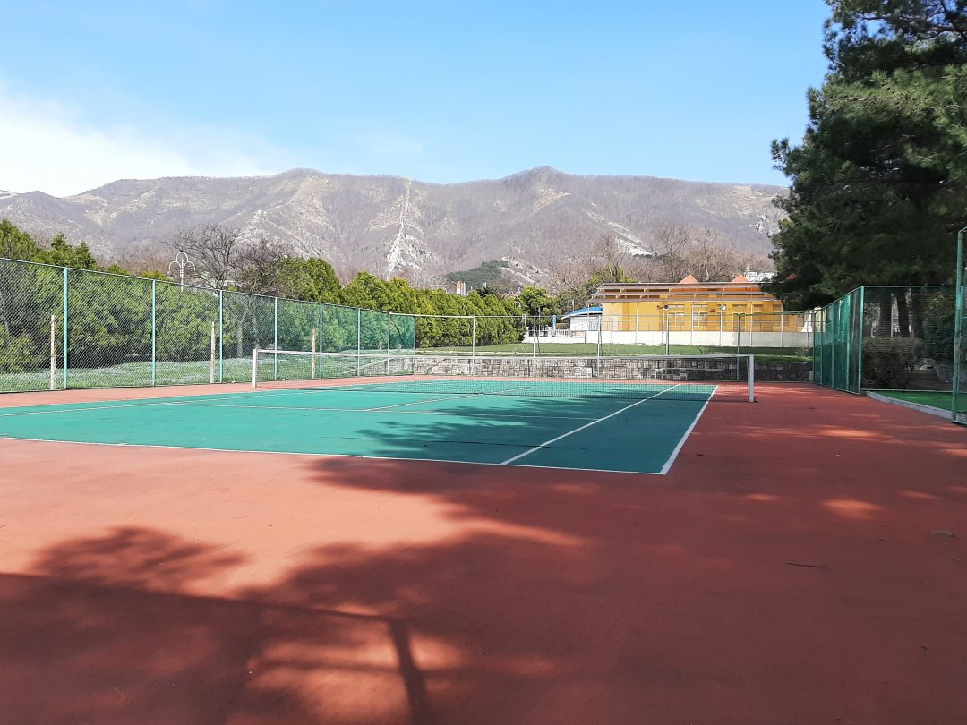 Теннисный корт с видом на горы и море