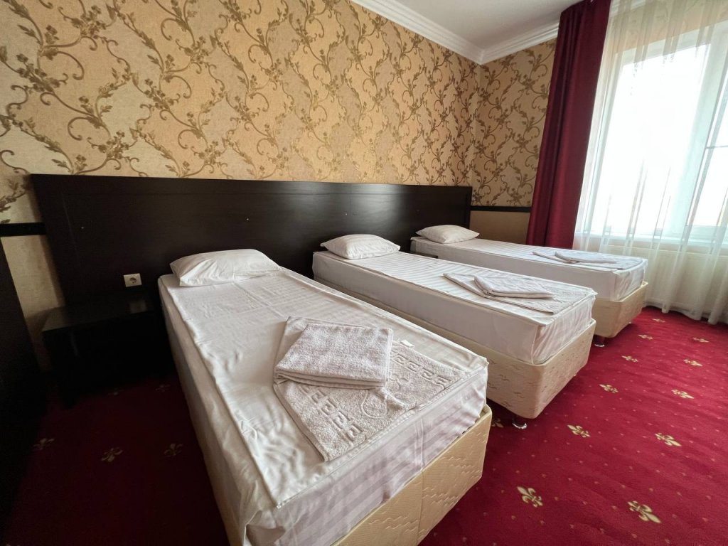 Трёхместный и более (Трёхместный номер Standard) отеля Пирамида, Славянск-на-Кубани