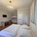 Четырехместный (Улучшенный Семейный номер 2 взрослых и 2 детей.), Гостевой дом Уют