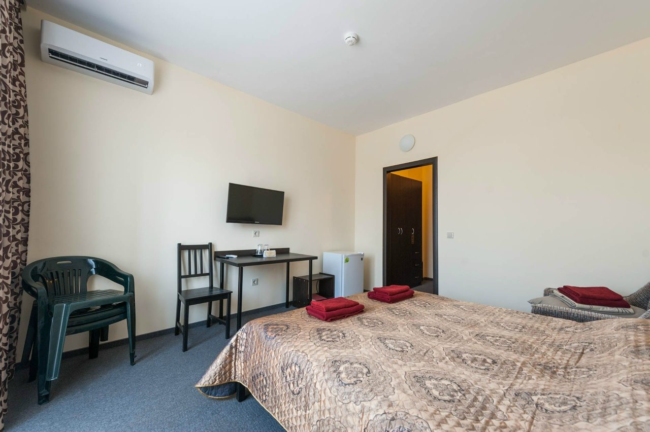 Трехместный (С двуспальной кроватью и креслом-кроватью), Турбаза Парус