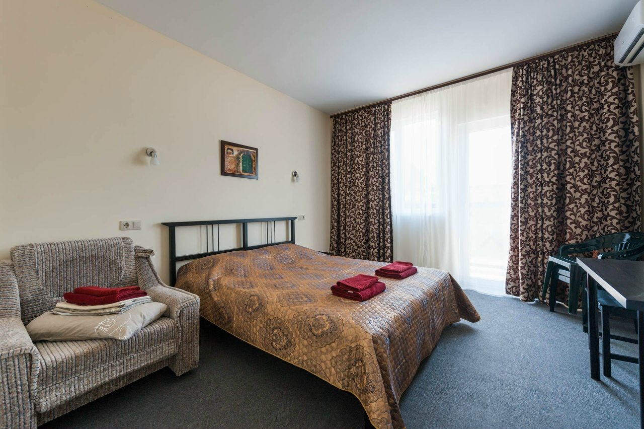 Трехместный (С двуспальной кроватью и креслом-кроватью), Турбаза Парус