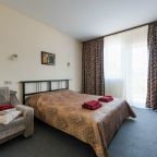 Трехместный (С двуспальной кроватью и креслом-кроватью), Отель Парус