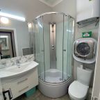 Ванная комната оборудована стиральной мини-машинкой