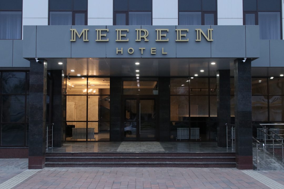 Вход в отель Meereen Hotel, Невинномысск