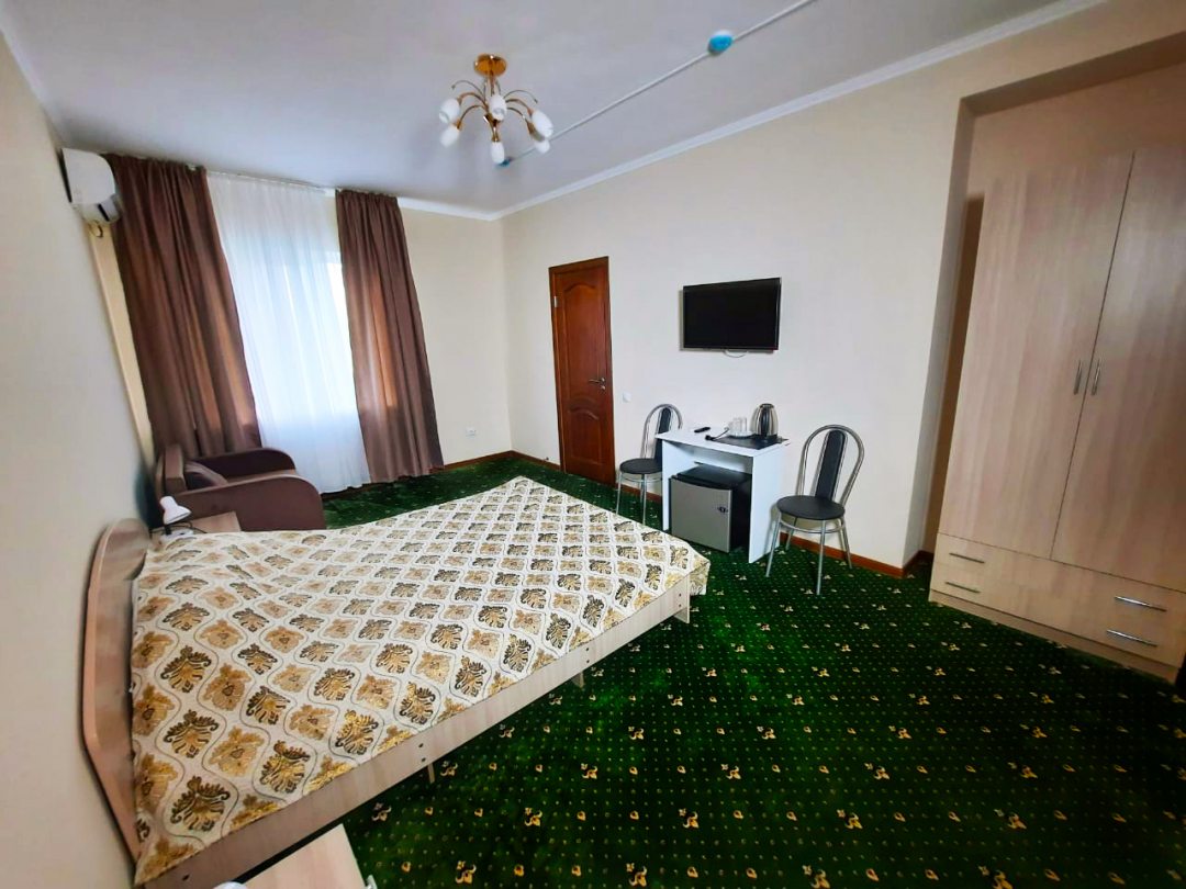 Трёхместный и более (Комфорт двуспальная+мини-диван) гостиницы НОМАД, Элиста