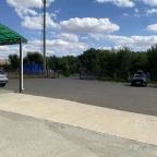 Большая закрытая парковка, под видеонаблюдением