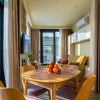Апартаменты (Охта Парк Люкс Resort с сауной, террасой и одной спальней), Апартаменты Охта Парк Люкс Resort с сауной и камином