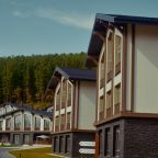 тёплое дерево, большие окна, камины,  мягкий текстиль