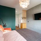 Студио с большой кроватью и кухней