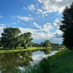 Озеро с рыбой на территории Загородного клуба Свияга Казань