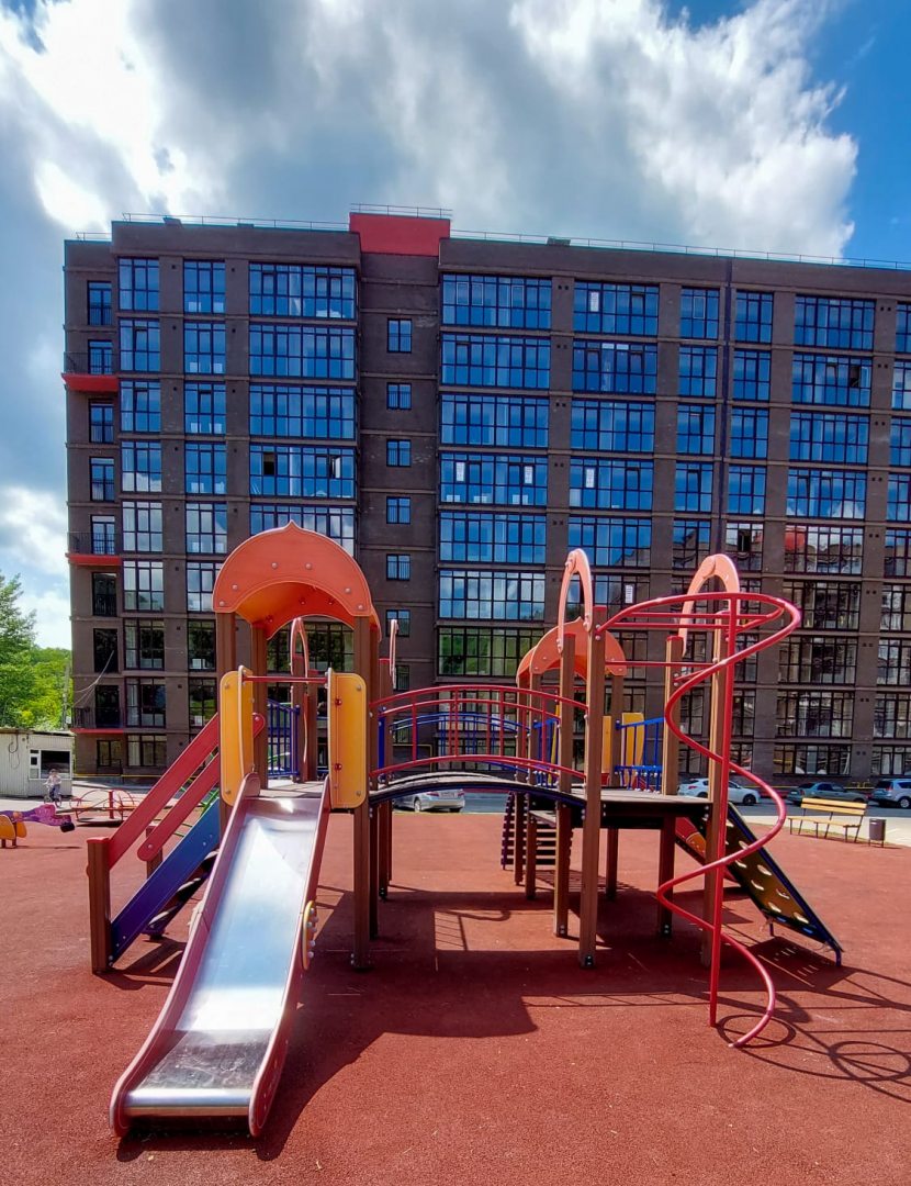 Детская площадка, Апартаменты на Декабристов