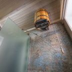 Обливное ведро в зоне душевых