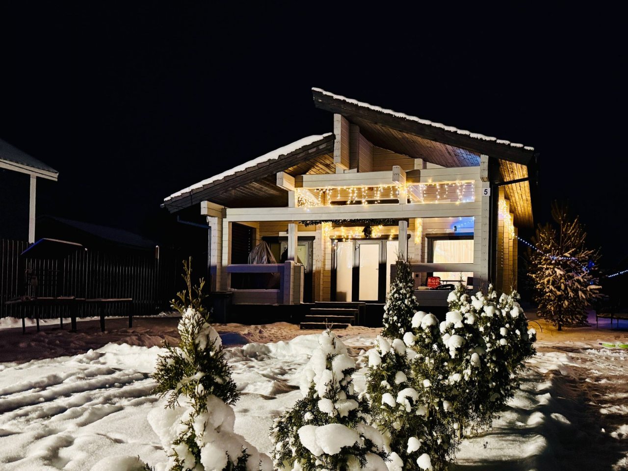 Дом (Из бруса с камином и баней из осины для 6 человек), Коттедж SNHAUS