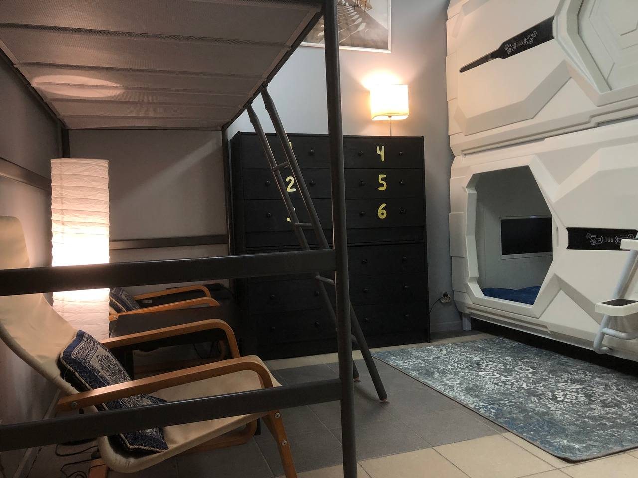 Уголок с капсулами 110х200 см.  Кресла, журнальный столик.