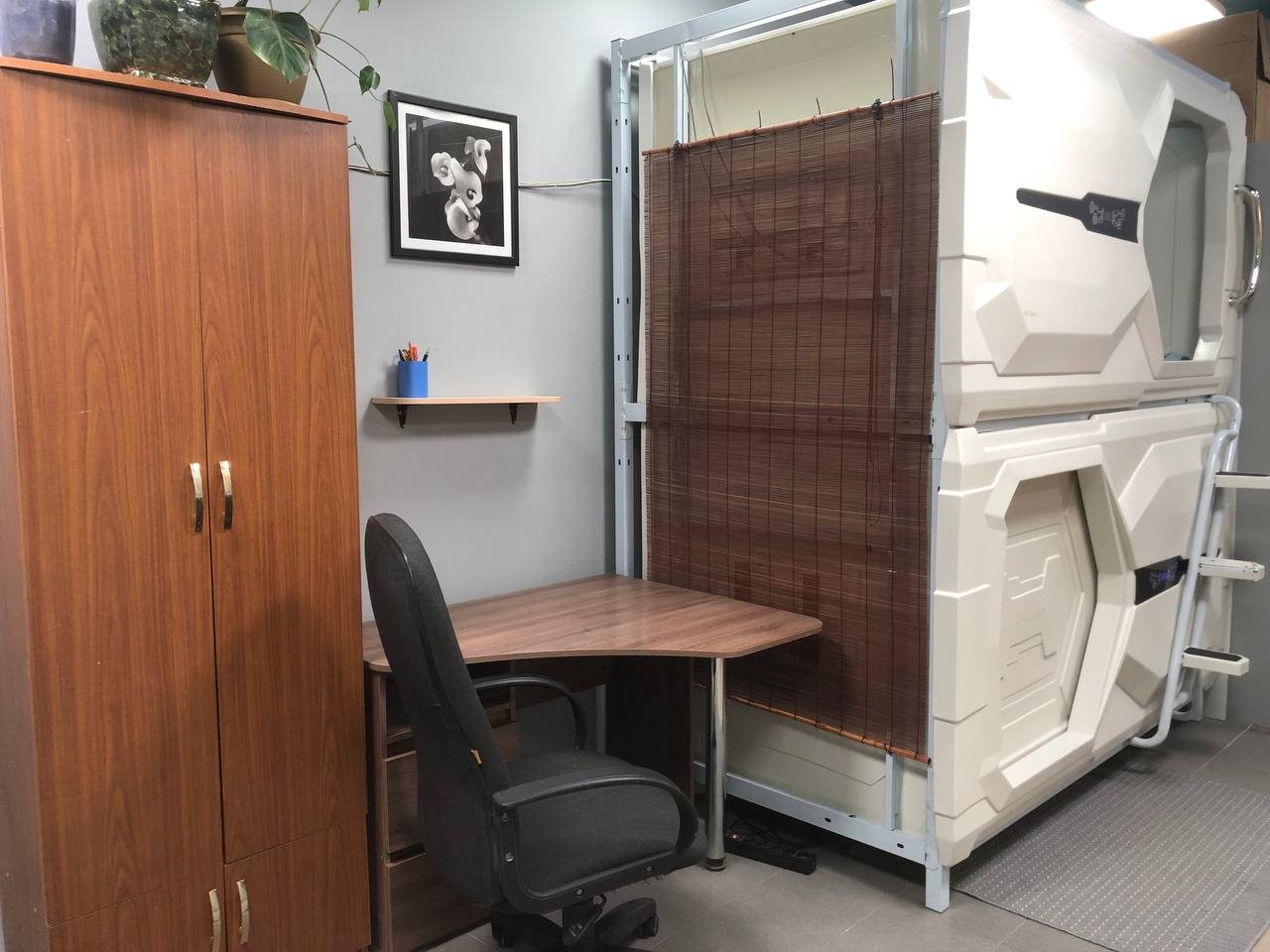 Полуторные капсулы 110х200 см, уголок со шкафом и столом.