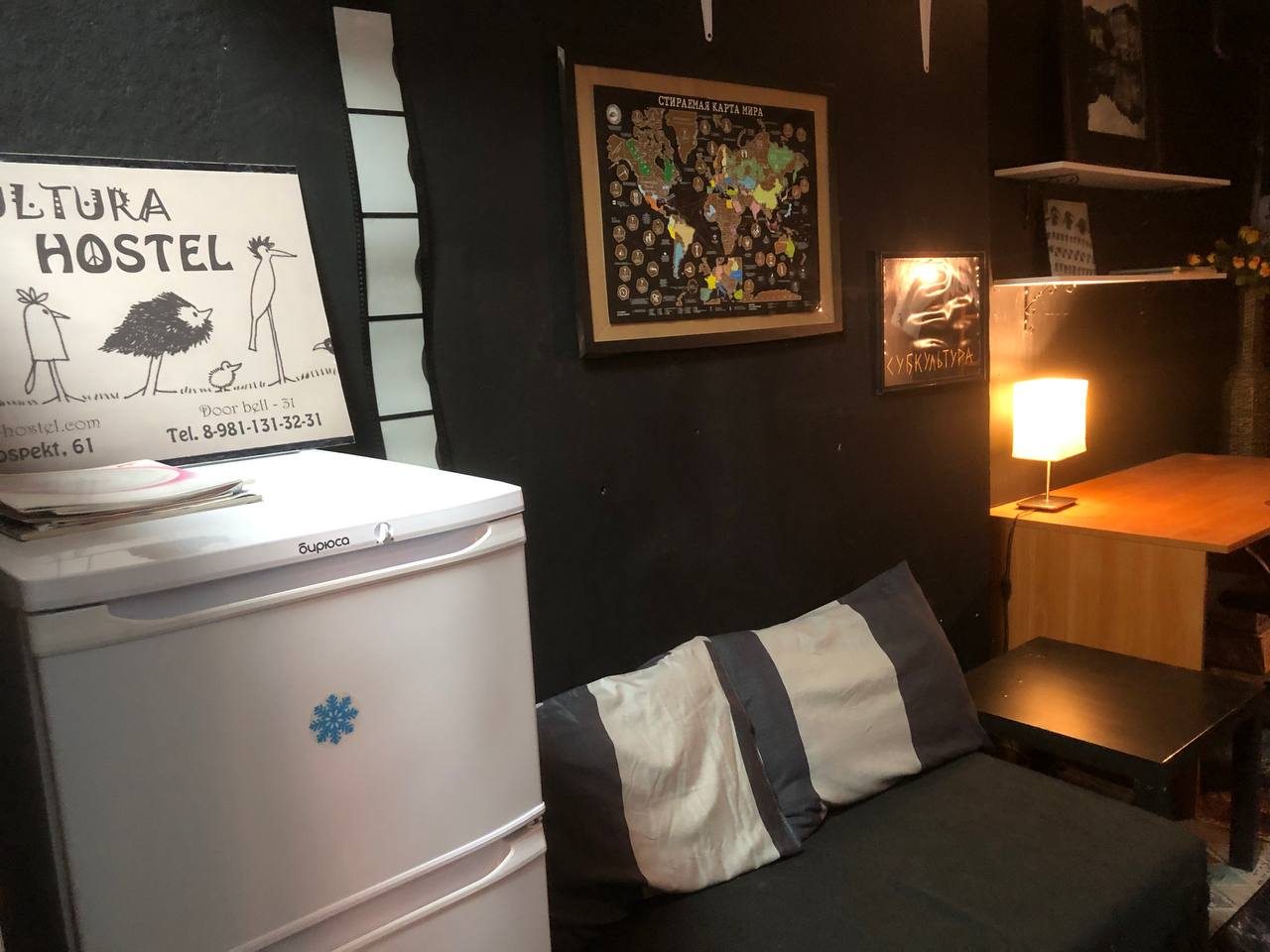 Общий холл с диванчиком и столом, для отдыха или работы.