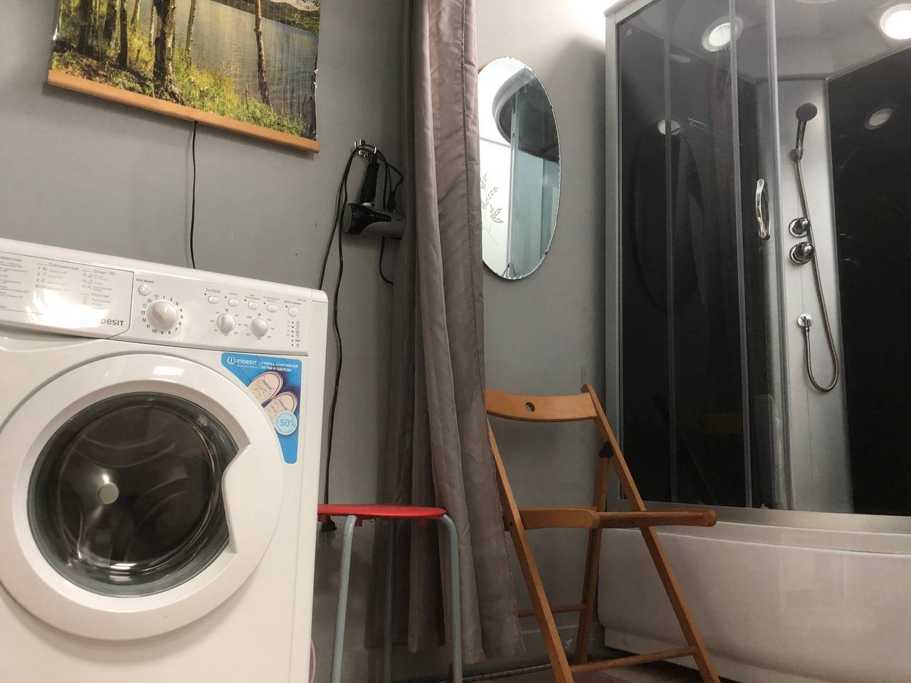 Душевая комната с феном и стиральной машинкой.
