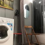 Душевая комната с феном и стиральной машинкой.