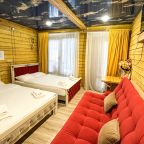 В номере 1 двуспальная кровать + 1 односпальная кровать
