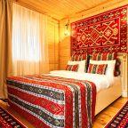 Спальная комната с двуспальной кроватью на 1 этаже дома.