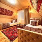 Спальная №2 на втором этаже дома. Две односпальные кровати.