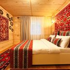 Спальная комната с двуспальной кроватью на 1 этаже дома.