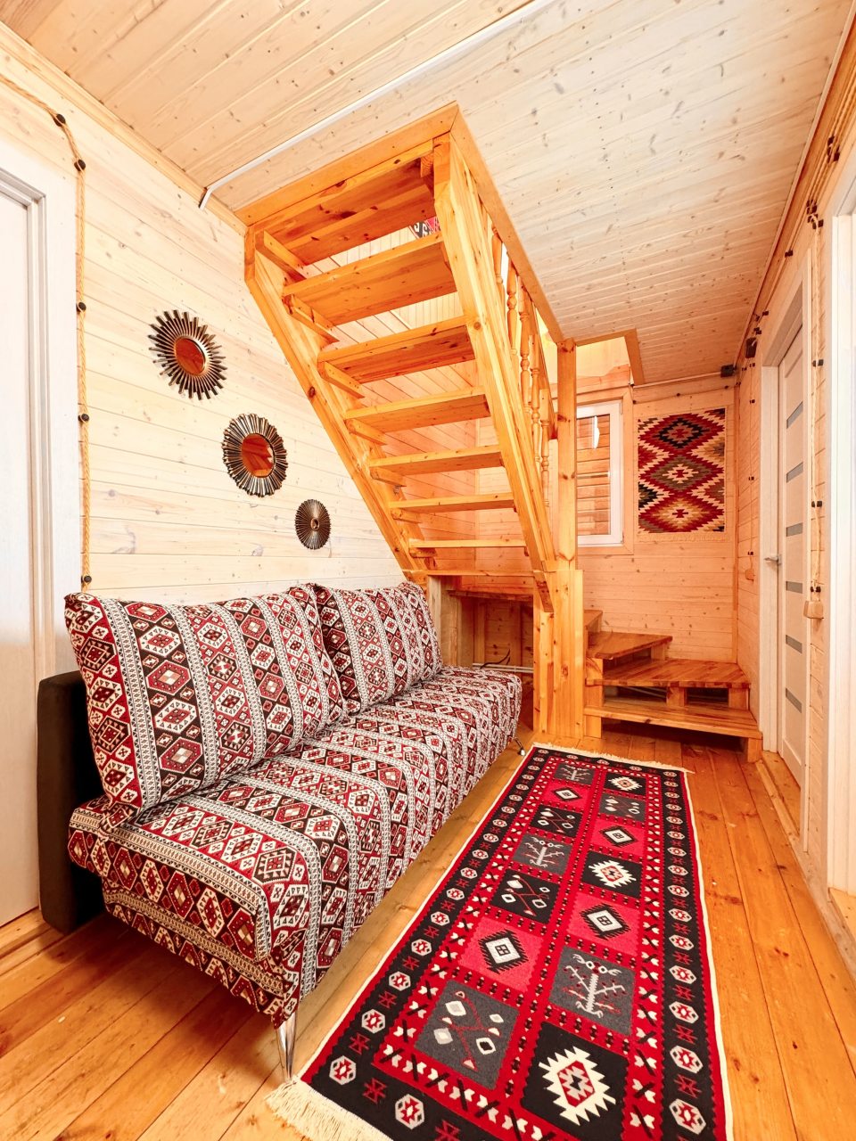 Коридор на 1 этаже. Слева кухня, а справа спальня и ванная.