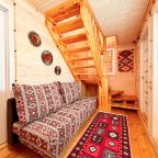 Коридор на 1 этаже. Слева кухня, а справа спальня и ванная.