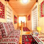 Гостиный уголок с выходом на балкон. Второй этаж дома.