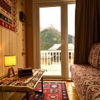 Гостиный уголок с выходом на балкон. Второй этаж дома.